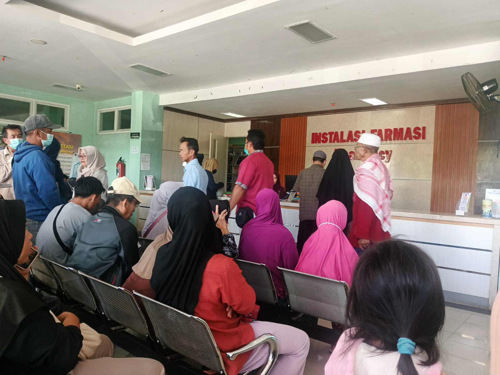 Antrean pengambilan obat membeludak di RSUD PRAYA:minta pemda evaluasi layanan instalasi farmasi.