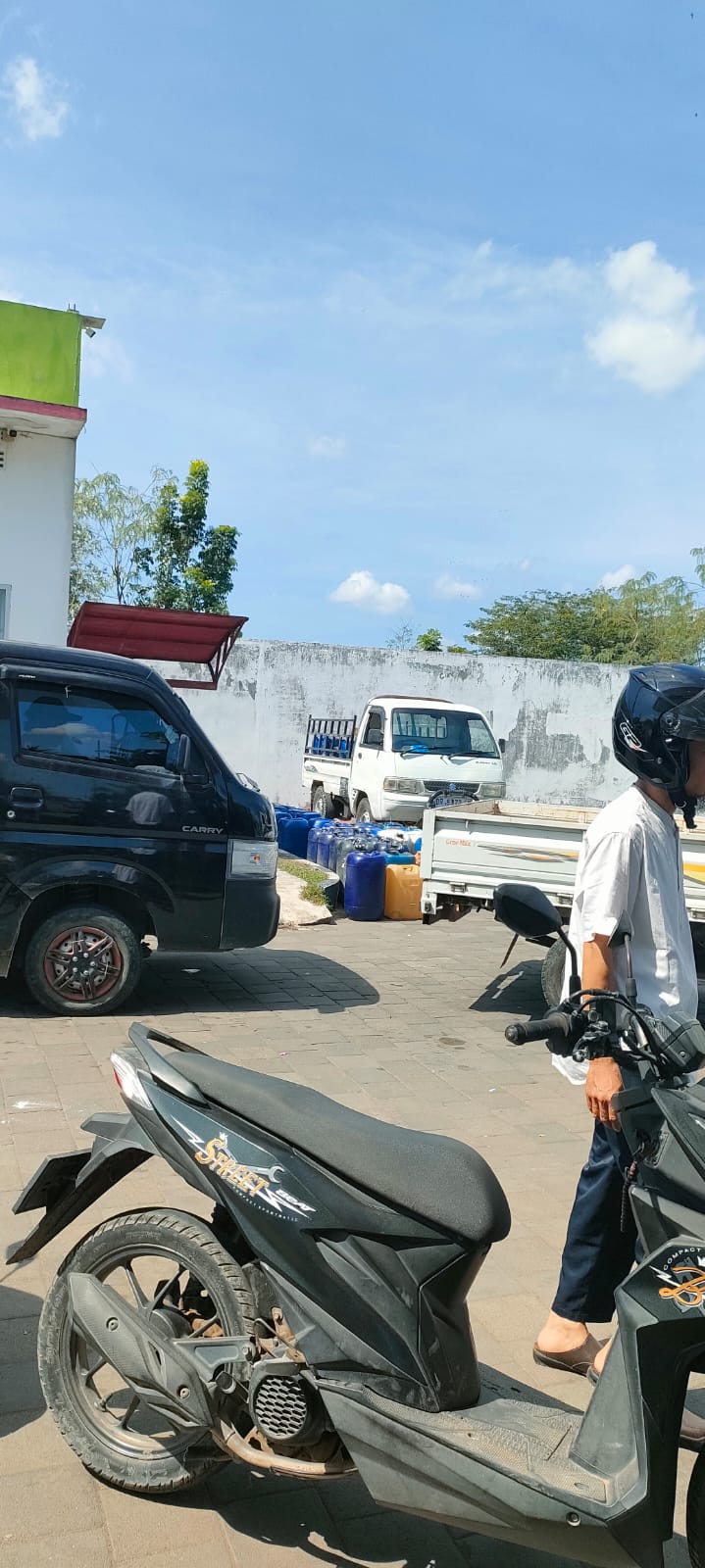 UU MIGAS HARUS DI TEGAKKAN, HARAP POLSEK PRAYA BARAT DAYA DAN POLRESTA LOTENG TURUN TANGAN LAKUKAN PENYELIDIKAN TERKAIT JERIGEN  DI SPBU DAREK.